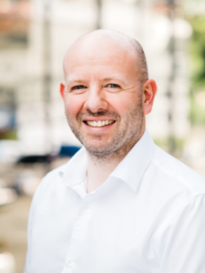 Professional headshot by Cecilie Bannow